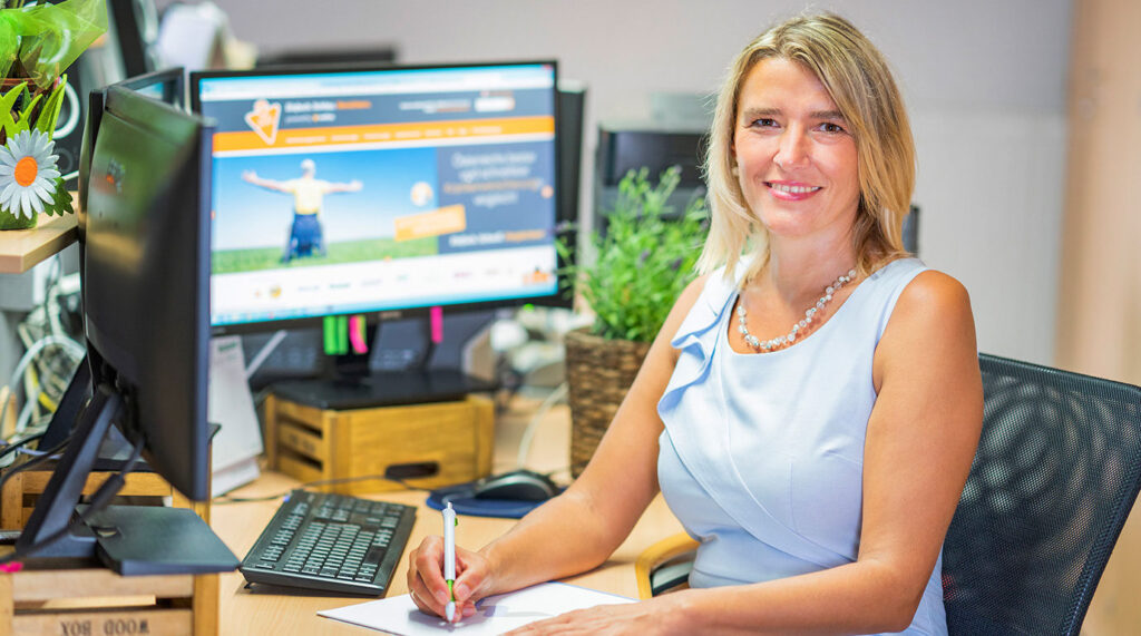 Agnieszka Valenta an ihrem Arbeitsplatz im Büro in Breitenwaida